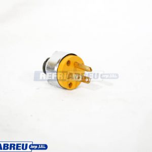 ENCHUFE MACHO 110 VOLTIOS 15 AMPERE AMARILLO LEVINTON